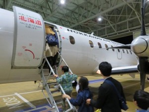 ３６人乗りの飛行機に、２班に分かれて搭乗です。