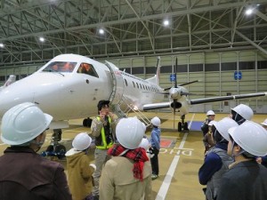 飛行機の間近で、迫力の機体見学。下から見る飛行機は初めてかも？