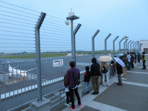 あいにくの小雨の中、みんなで航空機をお出迎えしました。飛行機や空港の秘密もたくさん教えてもらいました。