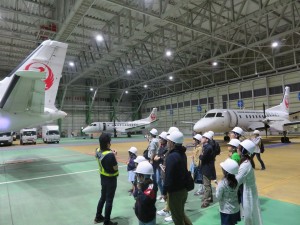 HACが保有する全３機が帰ってきました。飛行機が余裕で入る広～い格納庫に、参加者は目を丸くしていました。